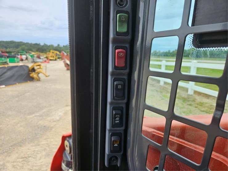 kubota-ssv75-image-23