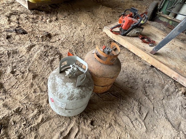 #5509-•-(2)-20-lb-propane-tanks-image-5