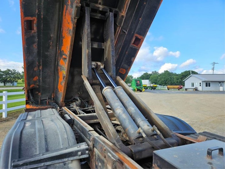#381-•-2009-ih-7500-tandem-axle-dump-truck-image-23