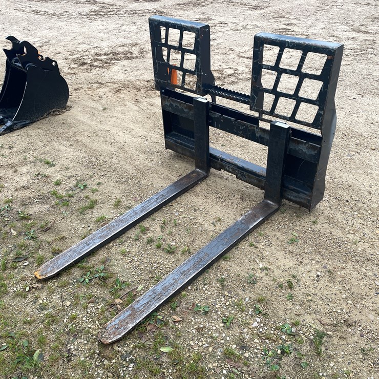 #194 • Stout Skid Steer Mount Pallet Forks