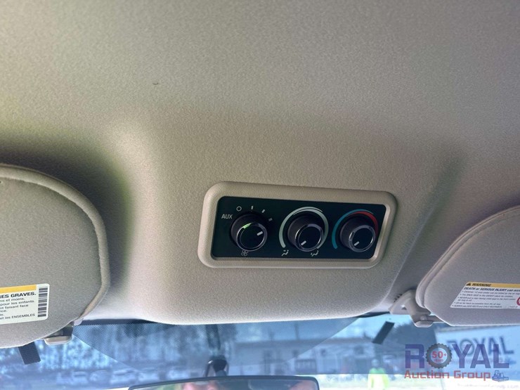 2017-chevrolet-express-lt-passenger-van-image-16