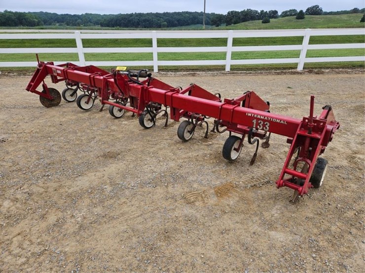 #264-•-ih-233-6-row-30"-3pt-cultivator-image-1