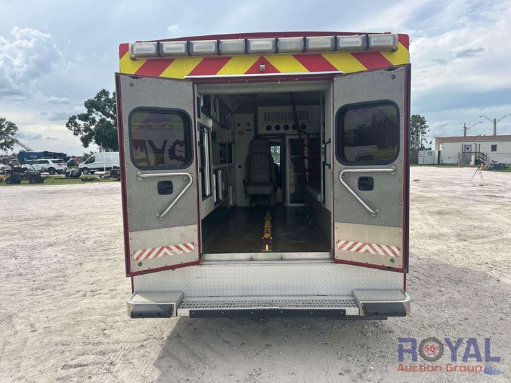 2012-freightliner-m2-106-braun-ambulance-image-29