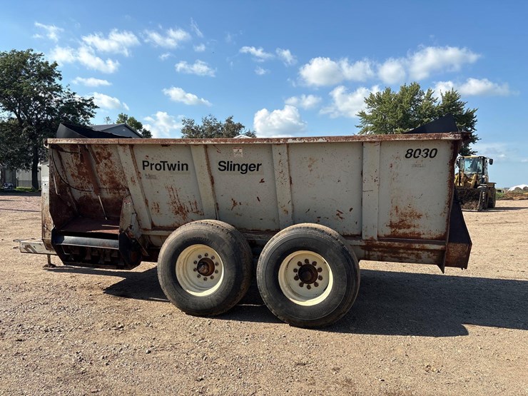 pro-twin-slinger-8030-manure-spreader-image-5