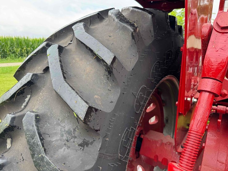 1974-ih-1568-tractor-image-46