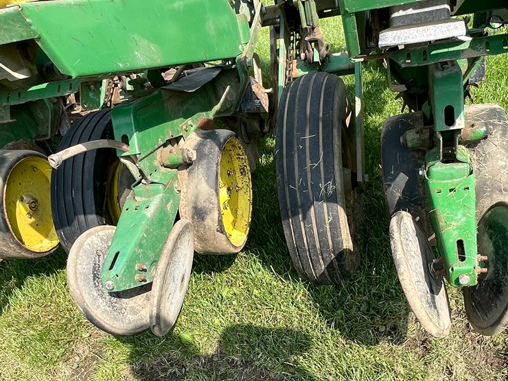 #5551-•-john-deere-p7000-planter-seeder-image-30