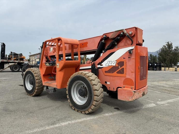 2013-jlg-8042-image-3