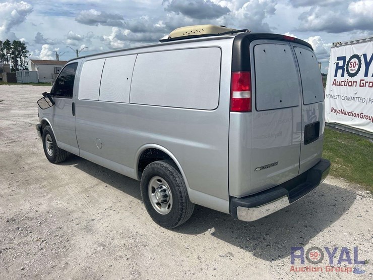 2017-chevrolet-express-lt-passenger-van-image-4