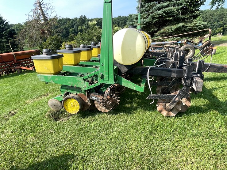 #5551-•-john-deere-p7000-planter-seeder-image-3