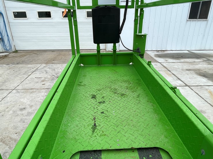 #120-•-2024-frontier-f3820tl-track-drive-scissors-lift-with-outriggers-image-27