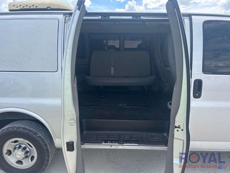 2017-chevrolet-express-lt-passenger-van-image-18