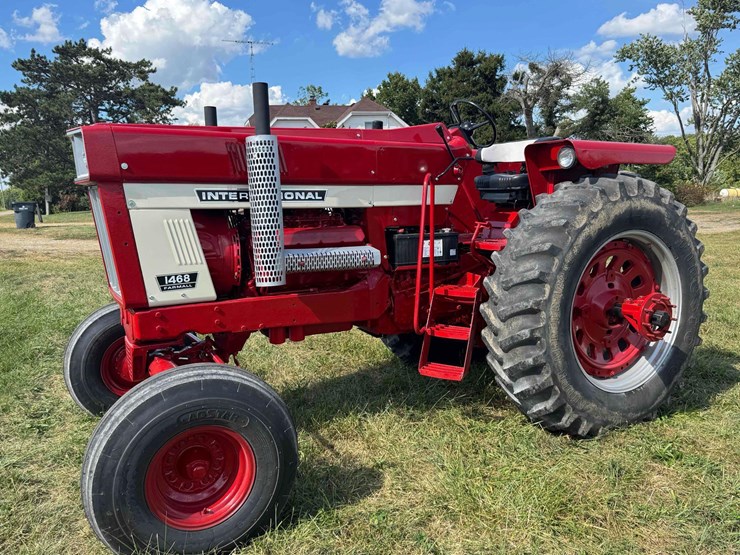 1972-ih-1468-tractor-image-6