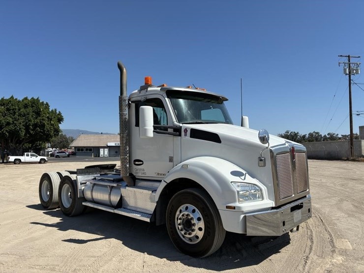 2015-kenworth-t880-image-2