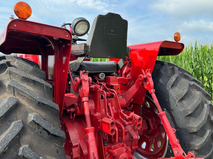 1974-ih-1568-tractor-image-5