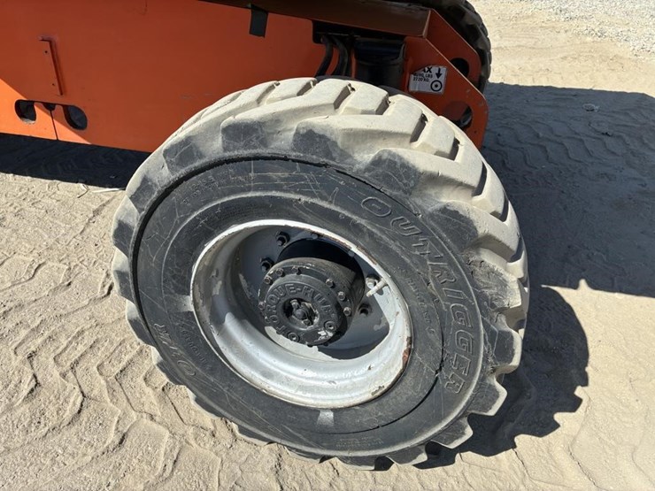 2012-jlg-400s-image-11