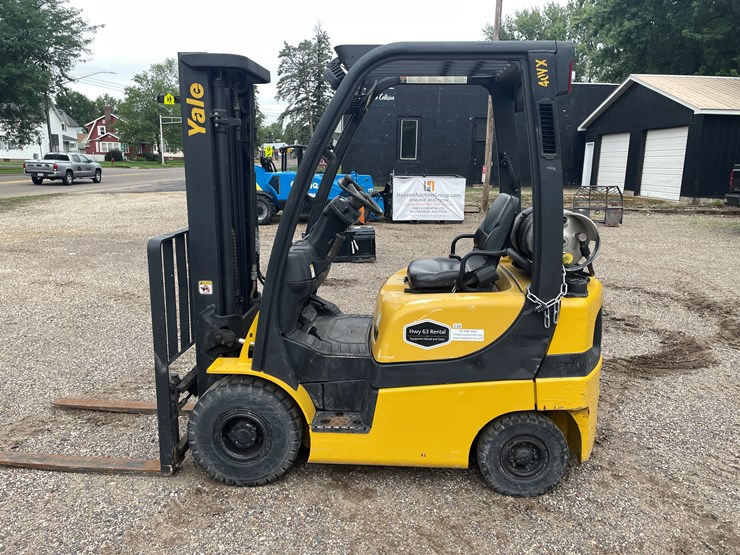 #140-•-2016-yale-glp040-lp-gas-4,000-lb-forklift-image-8