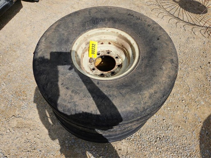 #232-•-(2)-16.5l-x-16.1-tires-&-8-bolt-rims-image-5