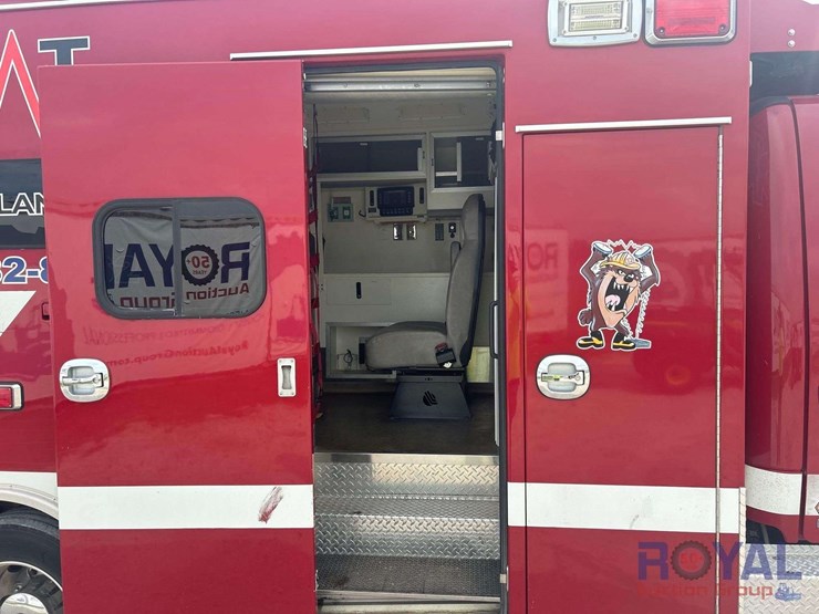2012-freightliner-m2-106-braun-ambulance-image-24