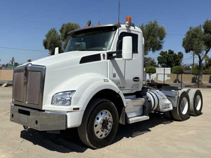2015-kenworth-t880-image-1