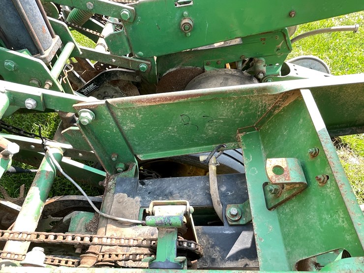 #5551-•-john-deere-p7000-planter-seeder-image-38