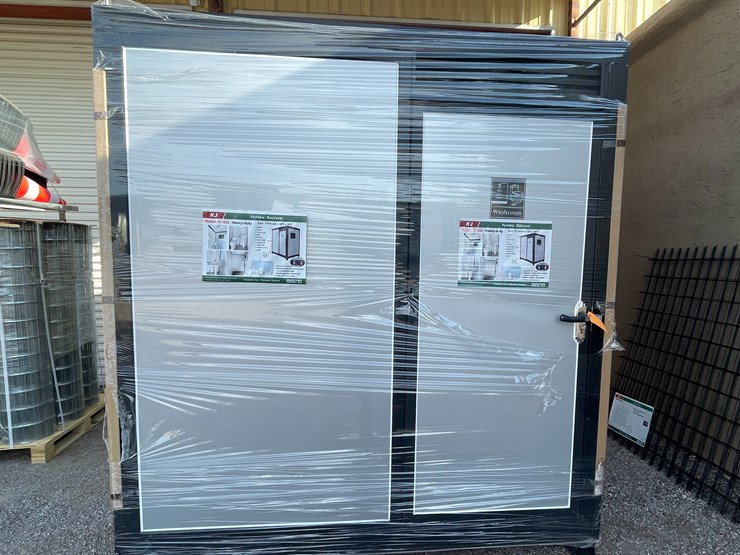 #4002-•-portable-restroom-image-1