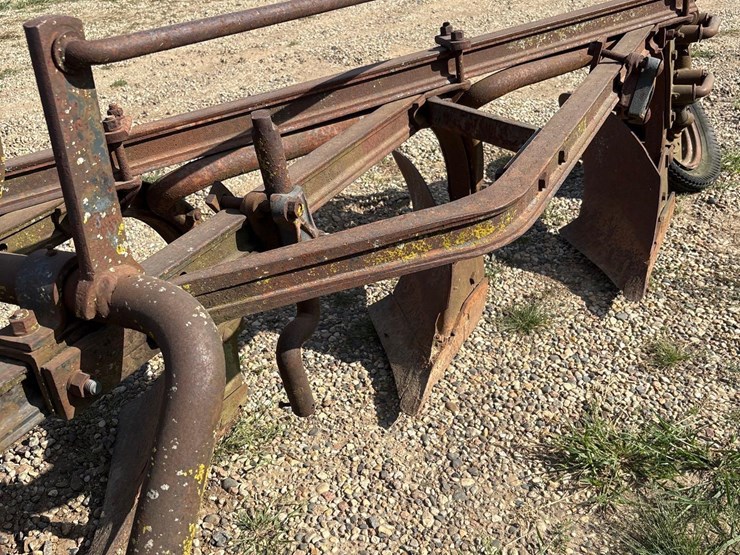 international-4-bottom-plow-image-9