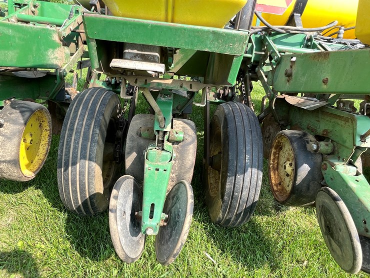 #5551-•-john-deere-p7000-planter-seeder-image-36