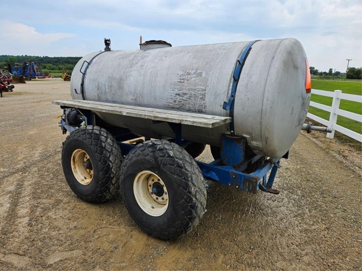 #241-•-1000-gallon-tandem-axle-water-trailer-image-3