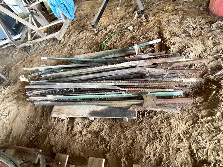 #5534-•-pallet-of-steel-posts-image-3