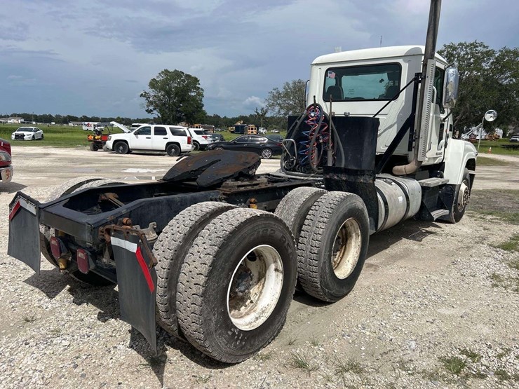 2011-mack-chu613-t/a-wet-kit-day-cab-truck-tractor-image-3