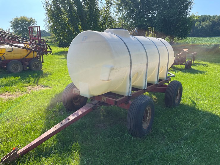 #5475-•-1000-gallon-poly-tank-on-knowles-running-gear-image-1