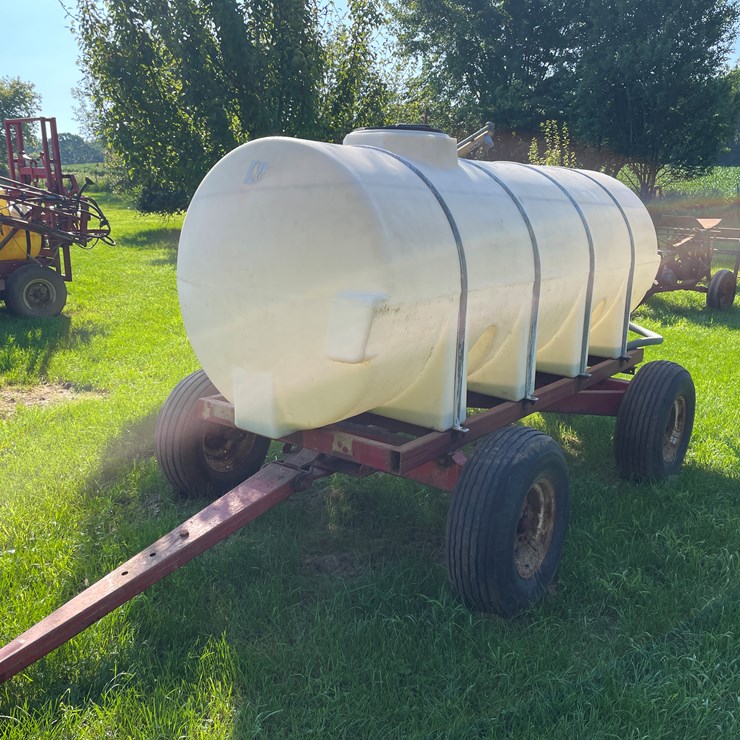 #5475 • 1000 Gallon Poly Tank on Knowles Running Gear