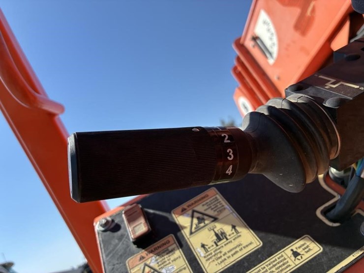 2013-jlg-8042-image-15