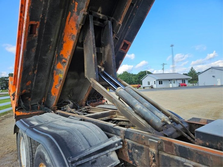 #381-•-2009-ih-7500-tandem-axle-dump-truck-image-22