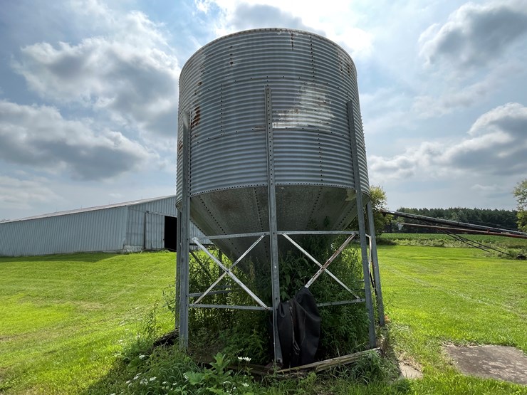 #5493-•-metal-feed-bin-image-2