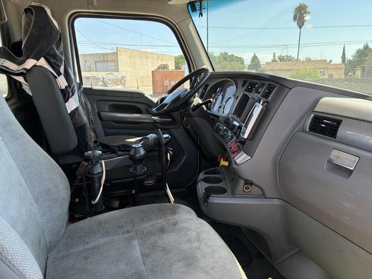 2015-kenworth-t880-image-17