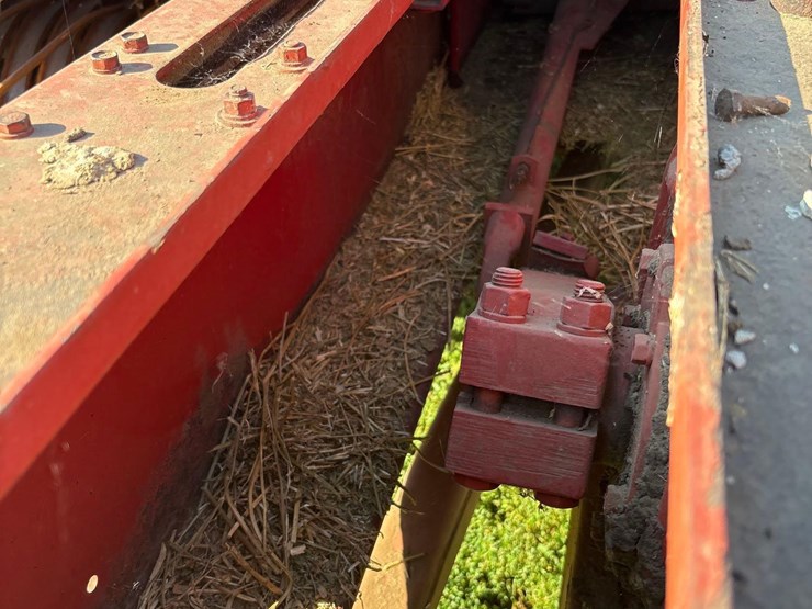 new-holland-275-image-31