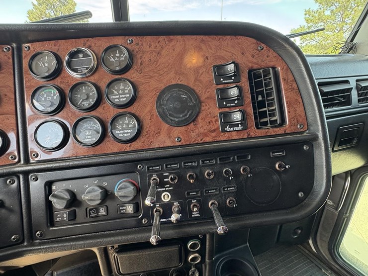 2005-peterbilt-379-image-28