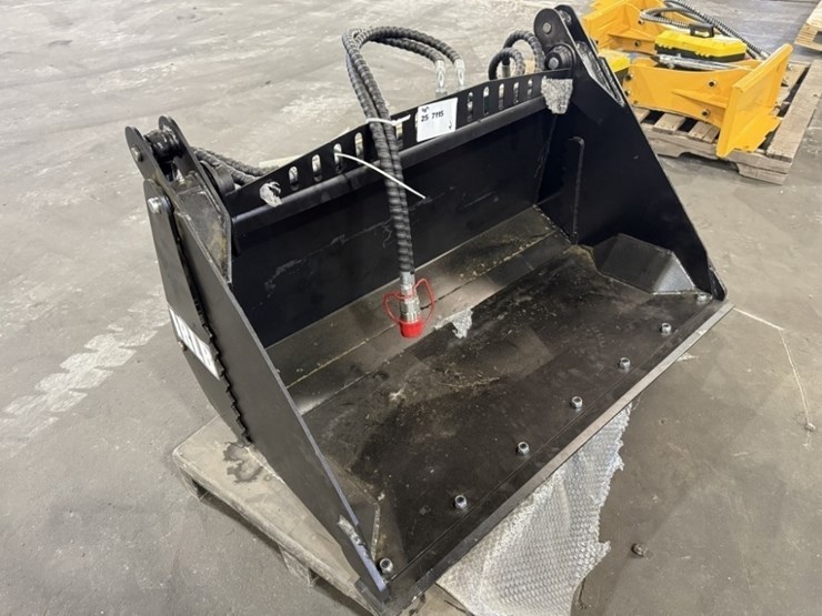 2025-ir-27"-4-in-1-bucket-image-1