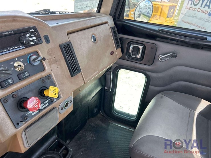 2009-peterbilt-335-image-21
