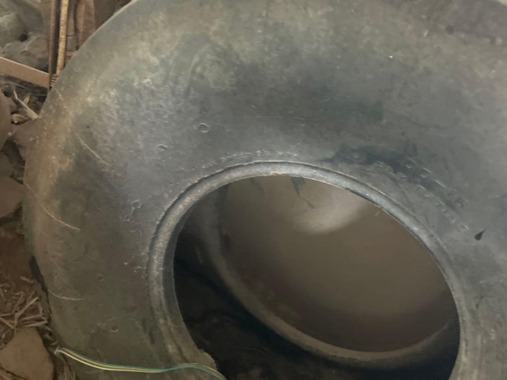 like-new-11.00-16-tire-image-3