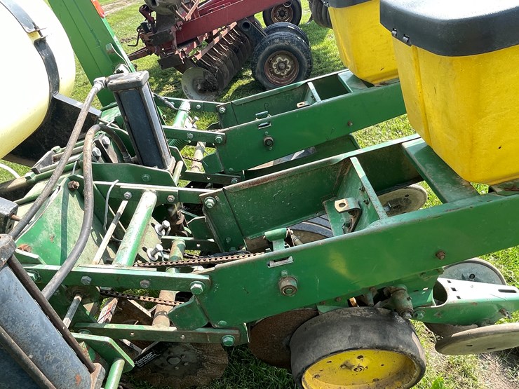 #5551-•-john-deere-p7000-planter-seeder-image-39
