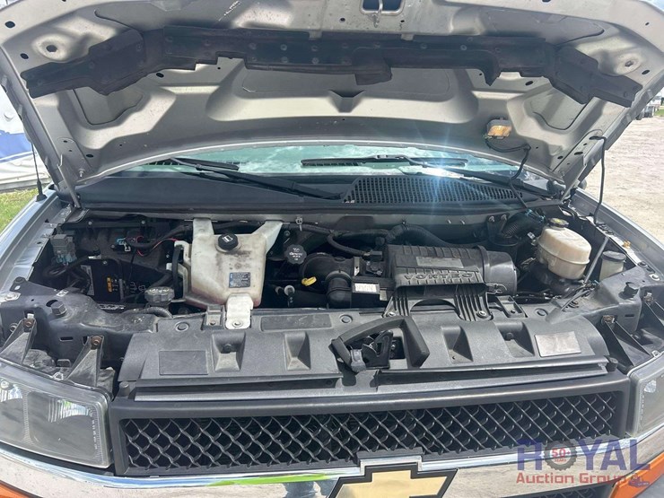 2017-chevrolet-express-lt-passenger-van-image-9