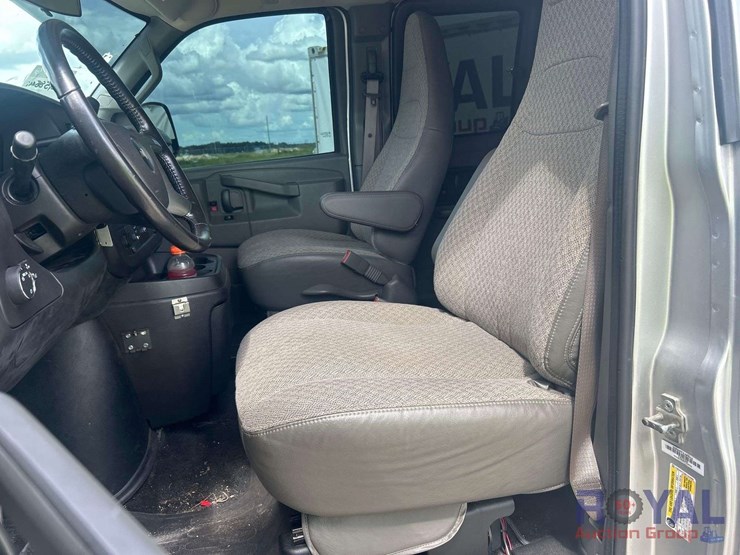 2017-chevrolet-express-lt-passenger-van-image-14