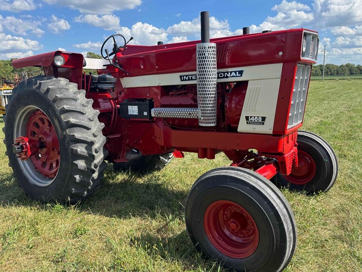1972-ih-1468-tractor-image-2