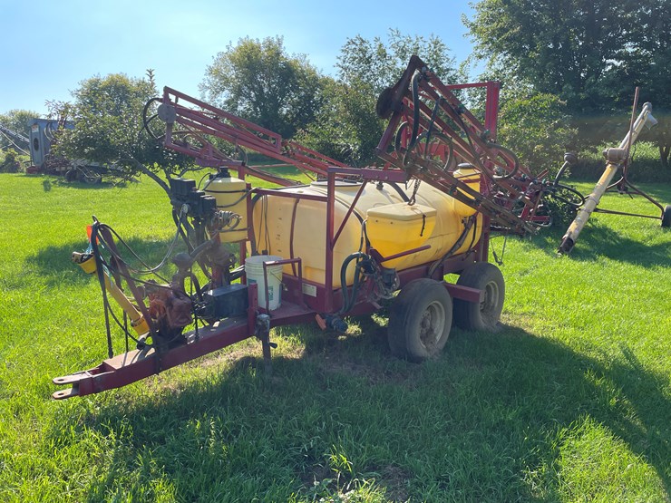 #5476-•-500-gallon-hardi-pull-behind-sprayer-image-1