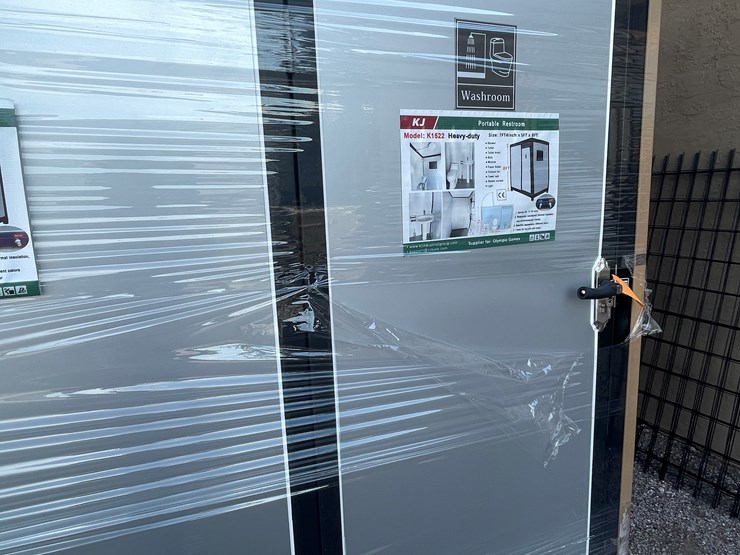 #4002-•-portable-restroom-image-4