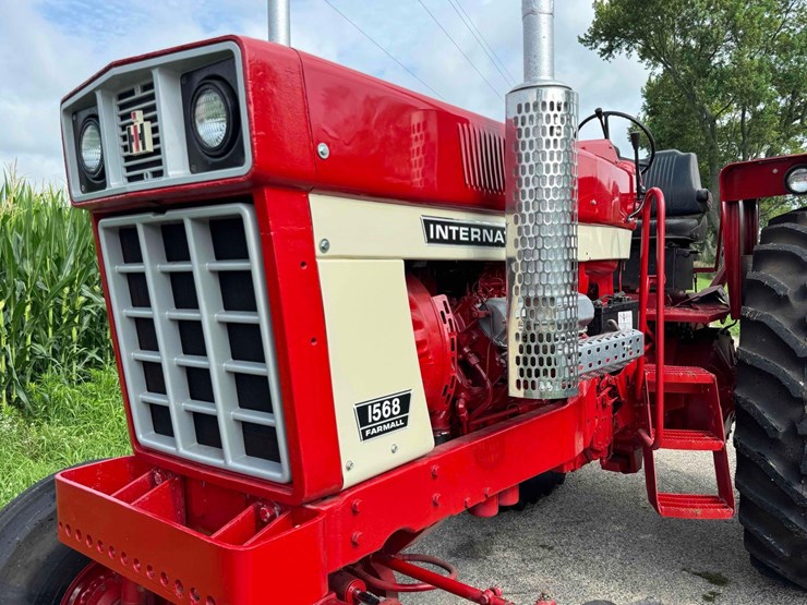 1974-ih-1568-tractor-image-10