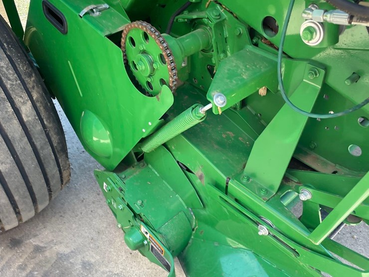 2021-john-deere-560m-image-38