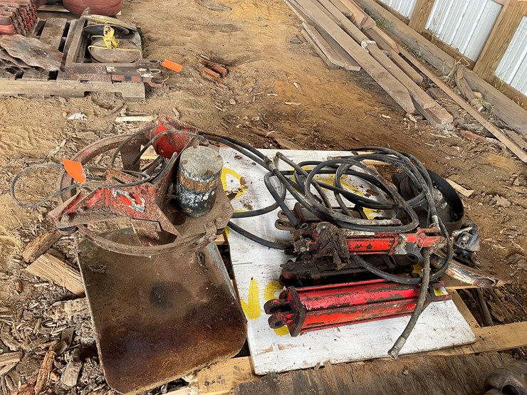 #5559-•-miscellaneous-cylinders,-hoses,-planter-parts,-and-more-image-1